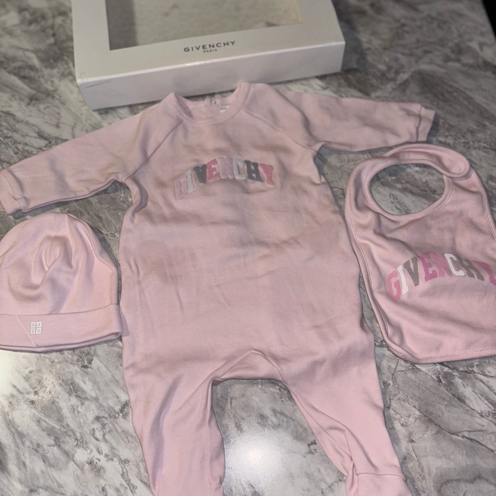 Brand: Givency
Color: Pink
Size: 3m 
Outfit runs big